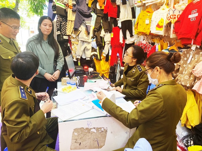Ảnh: Lực lượng QLTT Bắc Giang kiểm tra hàng hóa