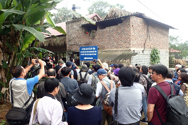 Đoàn H&ocirc;̣i NSNAVN đã tới thăm khu di tích khai sinh ngành Đi&ecirc;̣n ảnh và Nhi&ecirc;́p ảnh, tại Bản Bắc, xã Đi&ecirc;̀m Mặc, huy&ecirc;̣n Định Hóa