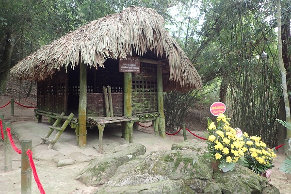 Nhà làm vi&ecirc;̣c của Chủ tịch H&ocirc;̀ Chí Minh tại Khu di tích lán Nà Nưa, tỉnh Tuy&ecirc;n Quang