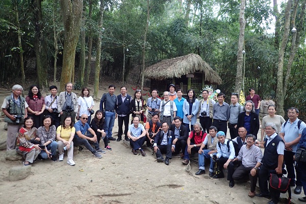 Đoàn H&ocirc;̣i NSNAVN thăm, chụp ảnh lưu ni&ecirc;̣m tại cụm di tích lán Nà Nưa, Tuy&ecirc;n Quang