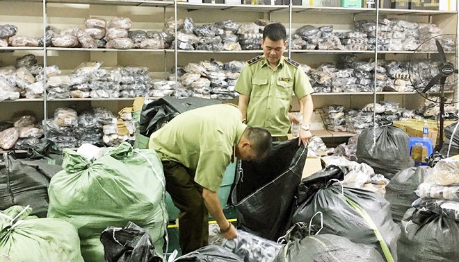 Hà Nội: Thu giữ hàng nghìn sản phẩm giày dép giả mạo nhãn hiệu