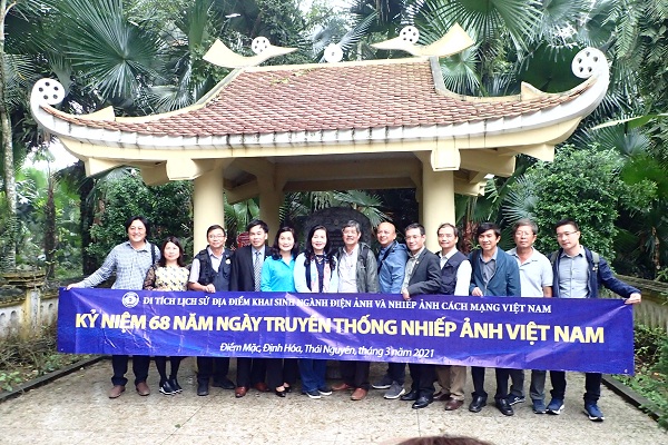 Đoàn H&ocirc;̣i NSNAVN chụp ảnh lưu ni&ecirc;̣m tại khu di tích Nhi&ecirc;́p ảnh, Bản Bắc, xã Đi&ecirc;̀m Mặc, huy&ecirc;̣n Định Hóa