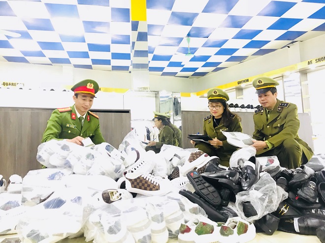 Lực lượng chức năng kiểm tra cơ sở kinh doanh Nguyễn Văn Mừng