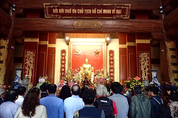Đoàn H&ocirc;̣i NSNAVN vào d&acirc;ng hương tại nhà tưởng ni&ecirc;̣m Chủ tịch H&ocirc;̀ Chí Minh tại ATK Định Hóa, Thái Nguy&ecirc;n