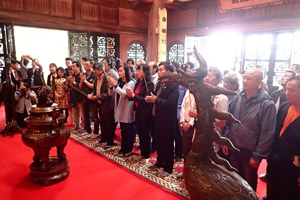 Đoàn H&ocirc;̣i NSNAVN d&acirc;ng hương tại nhà tưởng ni&ecirc;̣m Chủ tịch H&ocirc;̀ Chí Minh