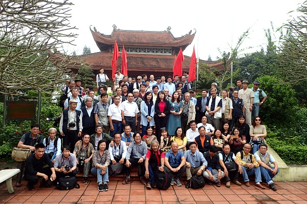 Đoàn H&ocirc;̣i NSNAVN chụp ảnh lưu ni&ecirc;̣m tại nhà tưởng ni&ecirc;̣m Chủ tịch H&ocirc;̀ Chí Minh tại ATK Định Hóa, Thái Nguy&ecirc;n