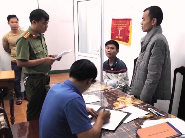 Cơ quan An ninh điều tra thi hành lệnh bắt bị can để tạm giam đối với Toàn và Sơn.