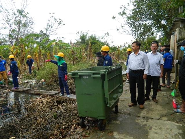 Các đoàn công tác về giúp người dân Cồn Hến thu dọn rác thải