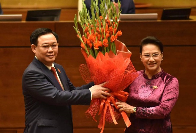 Nguyên Chủ tịch Quốc hội Nguyễn Thị Kim Ngân tặng hoa chúc mừng Chủ tịch Quốc hội Vương Đình Huệ