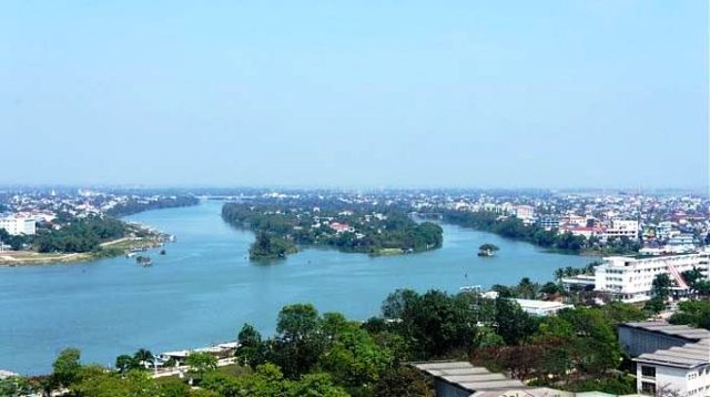 Cồn Hến nằm giữa dòng sông Hương thuộc phường Vỹ Dạ, TP Huế