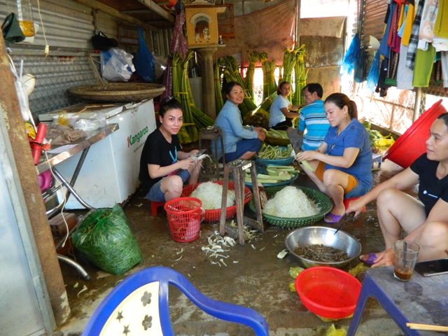 ... thăm một cơ sở l&agrave;m hến