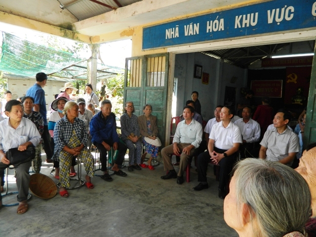 B&iacute; thư Th&agrave;nh uỷ Huế Phan Thi&ecirc;n Định lắng nghe &yacute; kiến của người d&acirc;n Cồn Hến th&aacute;ng 11/2020