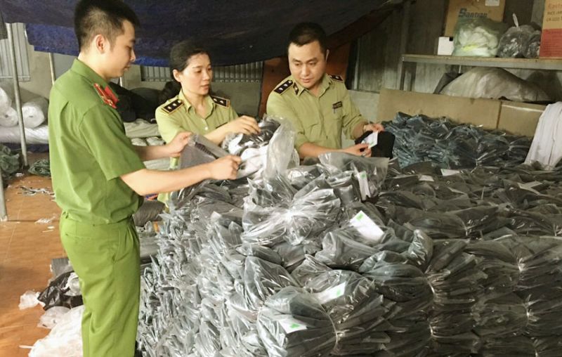 Lực lượng chức năng tỉnh Hà Nam kiểm tra Xưởng sản xuất quần áo thuộc Doanh nghiệp tư nhân Sử Hằng