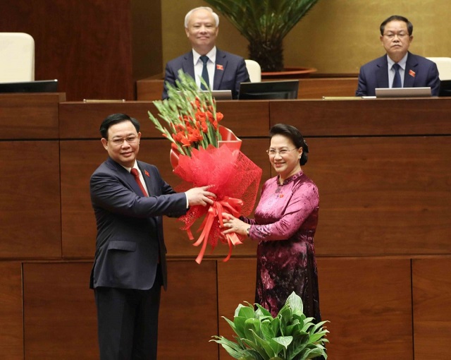 Nguyên Chủ tịch Quốc hội Nguyễn Thị Kim Ngân tặng hoa chúc mừng Chủ tịch Quốc hội Vương Đình Huệ.
