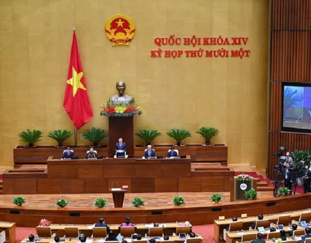 Tân Chủ tịch Quốc hội Vương Đình Huệ trình bày tờ trình của Ủy ban Thường vụ Quốc hội về việc đề nghị miễn nhiệm 3 phó chủ tịch Quốc hội khoá XIV