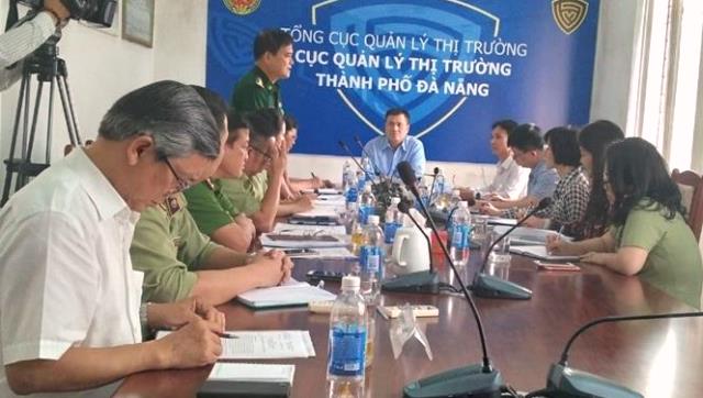 Đại tá Võ Tín, Phó Chỉ huy trưởng BĐBP TP.Đà Nẵng báo cáo với đoàn công tác về kết quả việc bắt giữ 2 container hàng lậu qua cảng Tiên Sa ngày 26 và 27/11/2020.