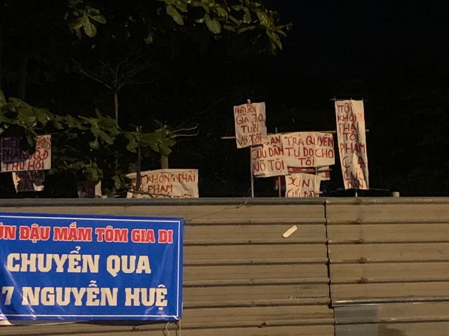 Trước đó, tại khu đất này thường xuyên treo những biển, bảng gây bức xúc trong dư luận Trước đó, tại khu đất này thường xuyên treo những biển, bảng gây bức xúc trong dư luận