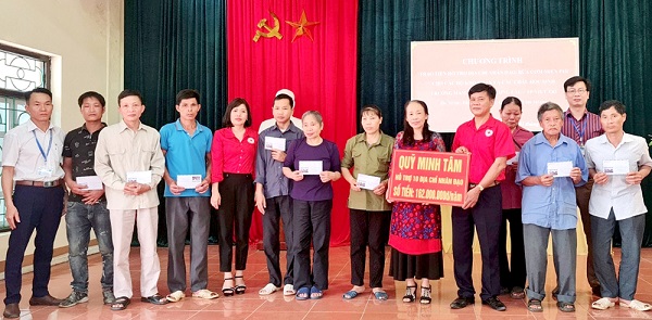 Phú Thọ: Trao tặng gần 180 triệu đồng hỗ trợ các gia đình khó khăn tại xã Phượng Lâu