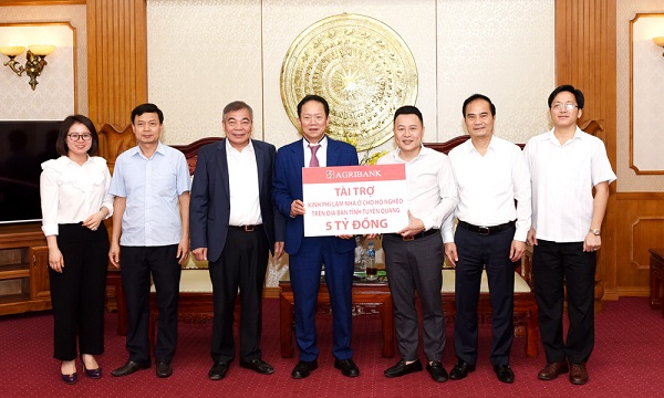 Agribank Việt Nam trao hỗ trợ làm nhà ở cho hộ nghèo trên địa bàn tỉnh