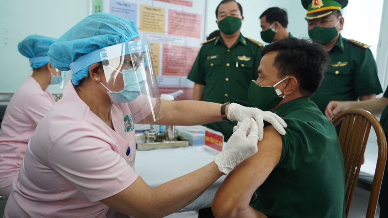 Cán bộ y tế tiến hành tiêm vắc xin cho cán bộ biên phòng Tây Ninh