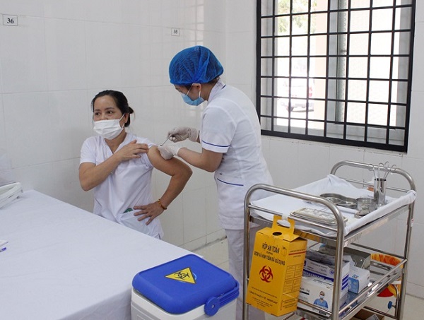 Cán bộ, bác sĩ Bệnh viện Quân y 109 được tiêm vắc xin phòng Covid-19. Ảnh: Kim Ly