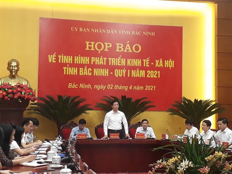 Phó Chủ tịch thường trực UBND tỉnh, ông Vương Quốc Tuấn phát biểu tại buổi họp báo