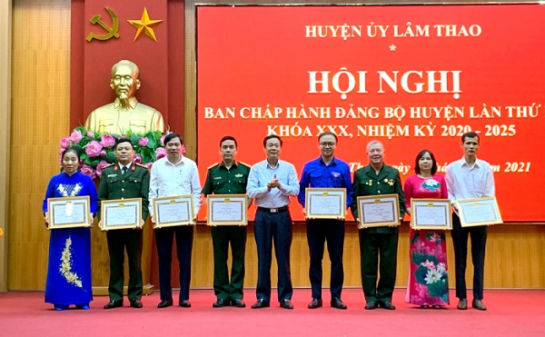 Đồng chí Nguyễn Xuân Tường - TUV, Bí thư Huyện ủy Lâm Thao trao Giấy khen cho các tập thể, cá nhân có thành tích xuất sắc trong thực hiện Chỉ thị 05
