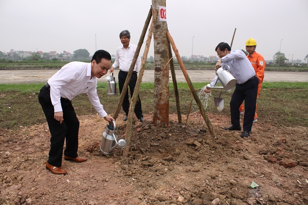 Ông Lê Minh Tuấn - Phó tổng giám đốc Tổng công ty Điện lực miền Bắc cùng các đại biểu tham gia trồng cây