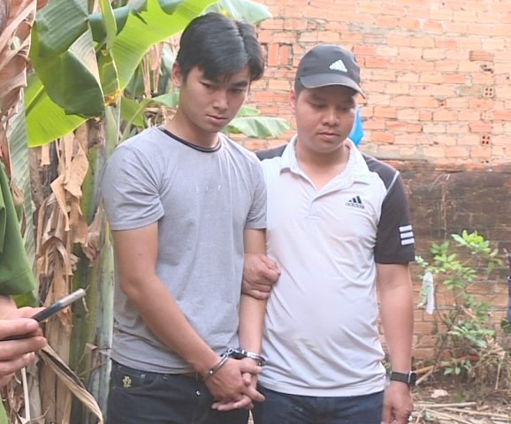 Đối tượng Nguyễn Dương Vũ (trái) bị bắt giữ.