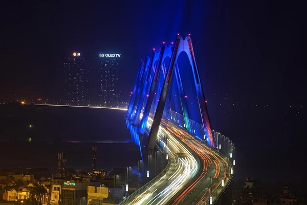 Cầu Nhật Tân thắp đèn xanh lơ
