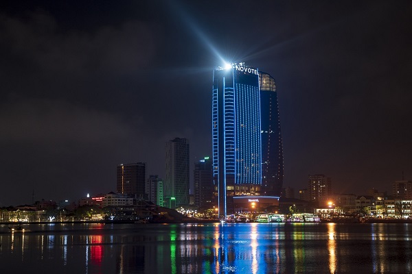 Khách sạn Novotel Danang Premier Han River thắp đèn xanh lơ