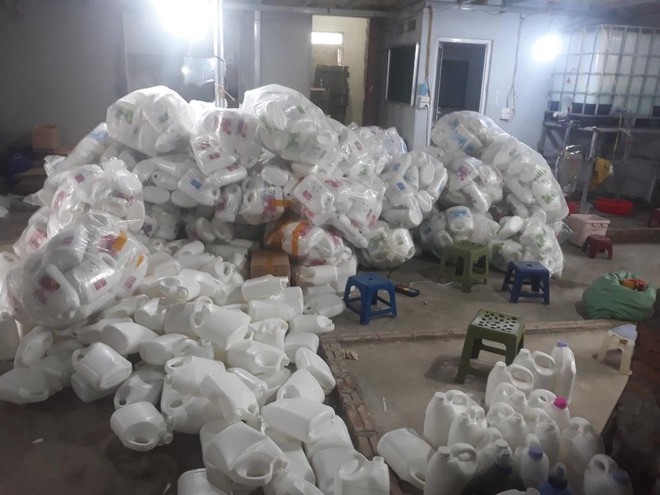 Hà Nội: Phát hiện xưởng sản xuất, buôn bán nước giặt giả mạo nhãn hiệu D-nee số lượng lớn