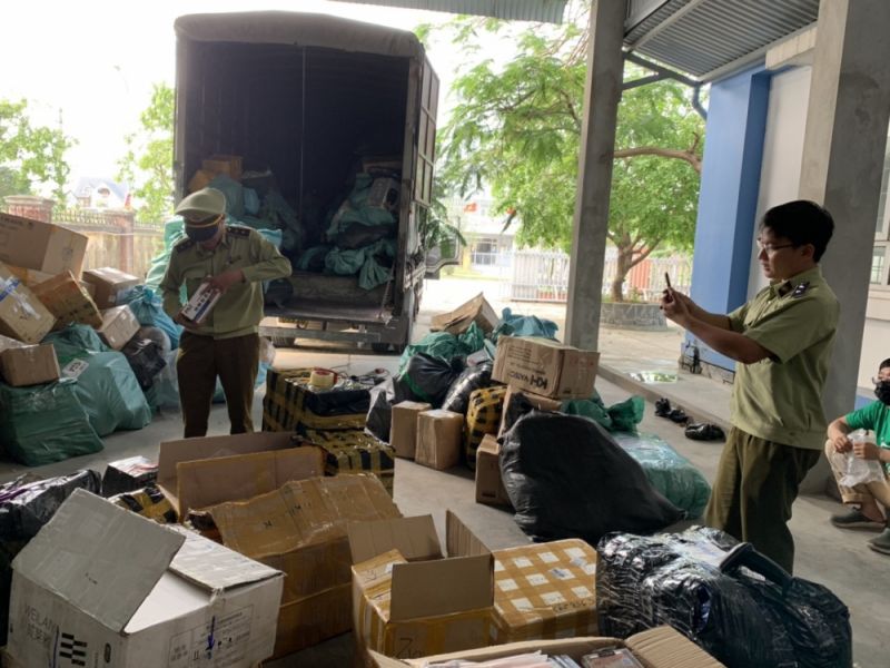 Lực lượng QLTT tỉnh Thừa Thiên - Huế vừa phát hiện một xe tải vận chuyển với hơn 5.500 đơn vị hàng hóa trị giá gần 400 triệu đồng do nước ngoài sản xuất, không có hóa đơn chứng từ