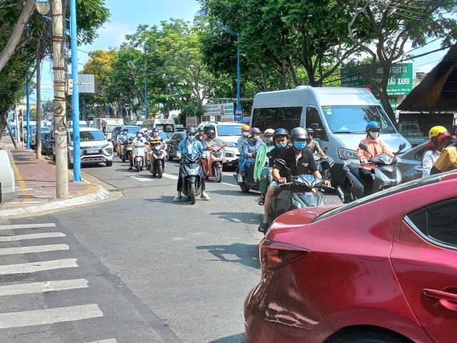 Hình ảnh giao thông trên đường Hoàng Hoa Thám, TP. Vũng Tàu ngày cuối tuần tấp nập xe cộ.