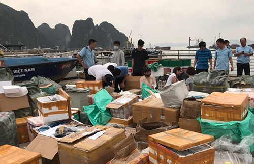 Bắt giữ vụ vận chuyển trái phép hàng chục tấn hàng tiêu dùng trên vùng biển Vịnh Bắc bộ