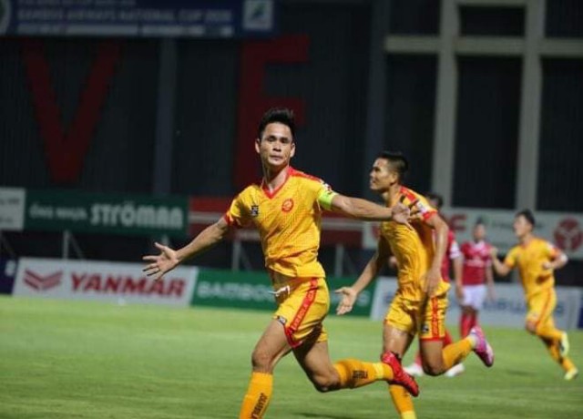 Cú đúp của Hoàng Đình Tùng giúp Đông Á Thanh Hóa dành chiến thắng