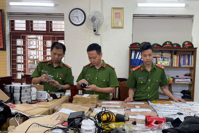 Lực lượng C&ocirc;ng an kiểm tra c&aacute;c thiết bị 