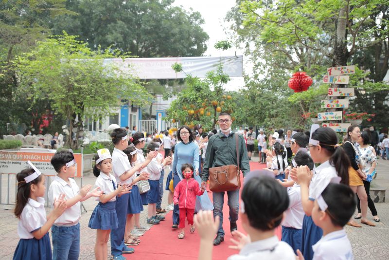 Kh&ocirc;ng kh&iacute; tưng bừng của Ng&agrave;y hội l&atilde;nh đạo được bắt đầu ngay từ cổng trường với m&agrave;n ch&agrave;o đ&oacute;n của c&aacute;c học sinh khối lớp 1-2