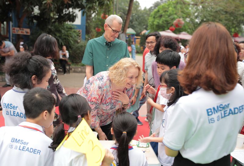 B&agrave; Linda Perkin, chuy&ecirc;n gia gi&aacute;o dục Australila h&agrave;o hứng trải nghiệm kh&ocirc;ng kh&iacute; ng&agrave;y hội của học sinh trường Ban Mai