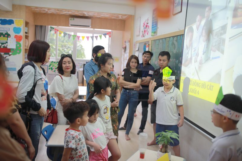 Học sinh ph&acirc;n c&ocirc;ng nhau thuyết tr&igrave;nh về c&aacute;c dự &aacute;n