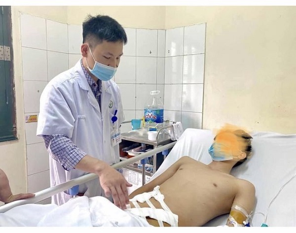 Nối ống dẫn tinh bị đứt rời cho nam thanh niên bị tai nạn