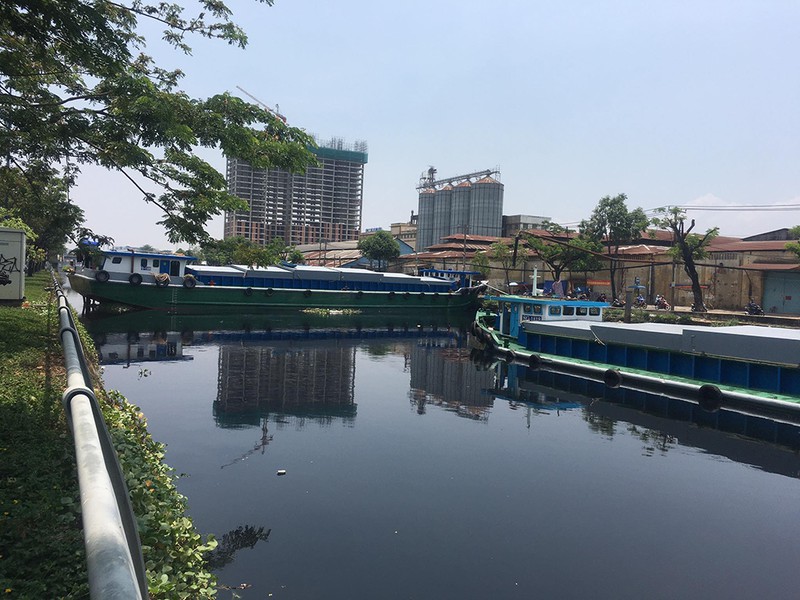 TP.HCM: Giải cứu sà lan tải trọng hơn 700 tấn mắc cạn, chắn ngang kênh Tàu Hủ