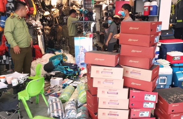 Phát hiện hơn 2.000 sản phẩm hàng hóa nghi giả mạo thương hiệu, không rõ nguồn gốc xuất xứ Phát hiện hơn 2.000 sản phẩm hàng hóa nghi giả mạo thương hiệu, không rõ nguồn gốc xuất xứ