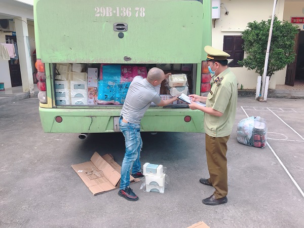 Lạng Sơn: Phát hiện xe khách chở 2.550 sản phẩm hàng tiêu dùng nghi nhập lậu