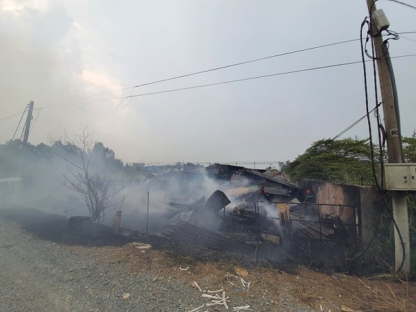 TP.HCM: Cháy xưởng gỗ tại huyện Hóc Môn, nhiều tài sản bị thiêu rụi