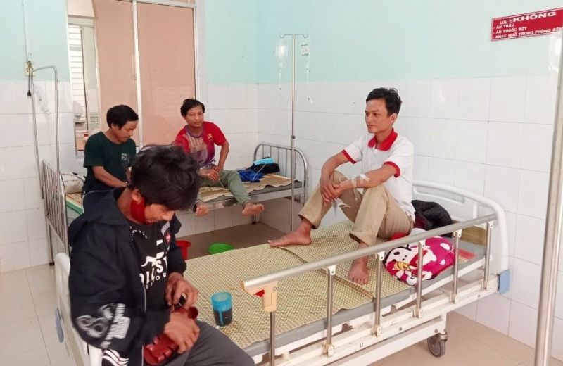 Các bệnh nhân đang nằm điều trị tại Trung tâm Y tế huyện Nam Trà My.