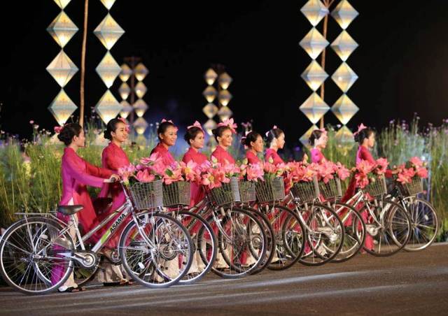 Áo dài và xe đạp không thể thiếu tại Festival nghề Huế 2021