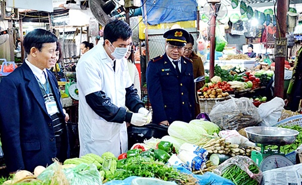 Các lực lượng chức năng kiểm tra vệ sinh an toàn thực phẩm tại các chợ dân sinh