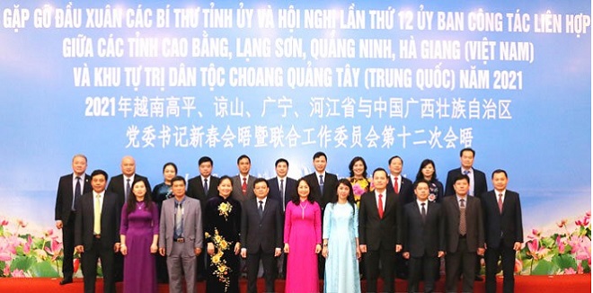 Lãnh đạo Tỉnh ủy, UBND tỉnh và các sở, ban, ngành của tỉnh Lạng Sơn chụp ảnh lưu niệm tại hội nghị