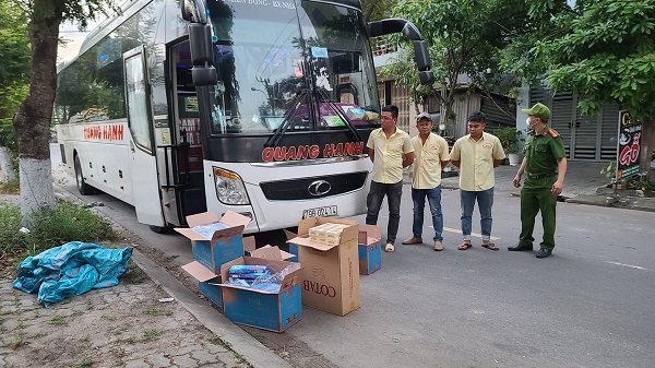 Đà Nẵng: Bắt quả tang xe khách vận chuyển hơn 3.000 bao thuốc lá lậu